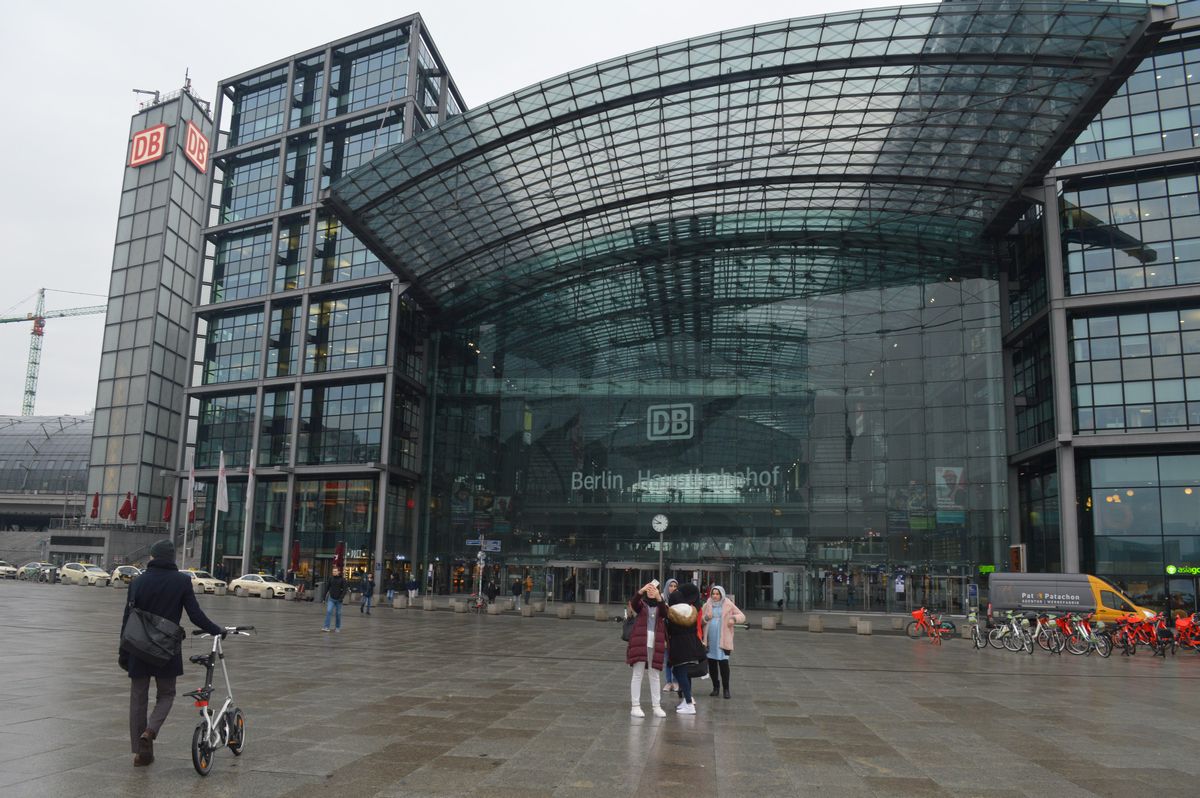 写真・図版 : ドイツの交通の要衝、ベルリン中央駅=2月、藤田撮影