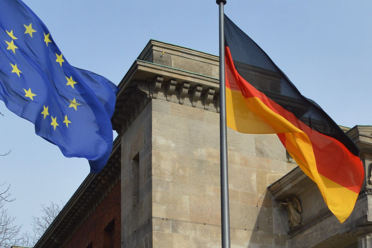 写真・図版 : ドイツ国旗（右）と欧州連合（EU）の旗=2月、ベルリン。藤田撮影