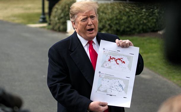 写真・図版 : ホワイトハウスでイラクとシリアの地図を記者団に見せ、イスラム国の支配地域を示す赤い部分を2017年と2019年で比較し成果を強調するトランプ大統領＝ワシントン、ランハム裕子撮影、2019年3月20日