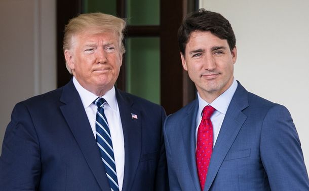 写真・図版 : ホワイトハウスに到着したカナダのトルドー首相（左）を迎えるトランプ大統領＝ワシントン、ランハム裕子撮影、2019年6月20日