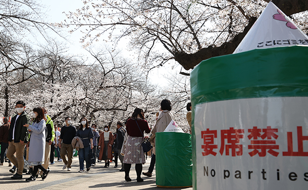 写真・図版 : ソメイヨシノが開花した上野恩賜公園は、「宴席禁止」が呼びかけられた＝2020年3月21日、東京都台東区、西畑志朗撮影 
