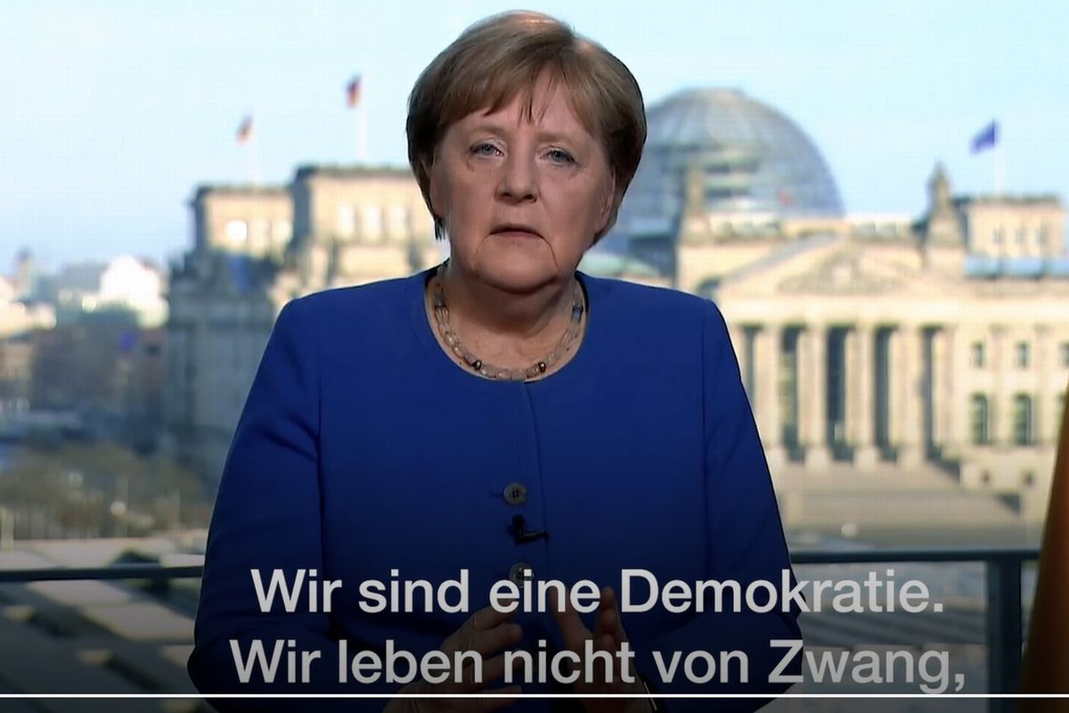 写真・図版 : テレビ演説するドイツのメルケル首相＝ドイツ政府HPより 