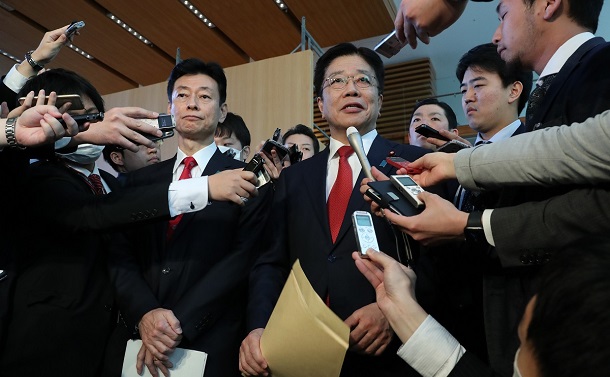 写真・図版 : 安倍首相から、新型コロナに対応するための「政府対策本部」設置を指示された後、取材に応じる加藤勝信厚労相（右）と西村康稔経済再生相＝2020年3月26日、首相官邸