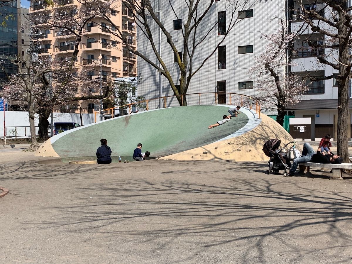 写真・図版 : 公園で遊ぶ親子たち＝2020年3月26日、岩崎撮影