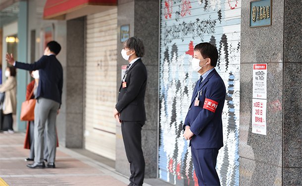 写真・図版 : 臨時休業した横浜高島屋は、職員が店舗前で客に対応した＝2020年3月28日、横浜市西区、杉本康弘撮影