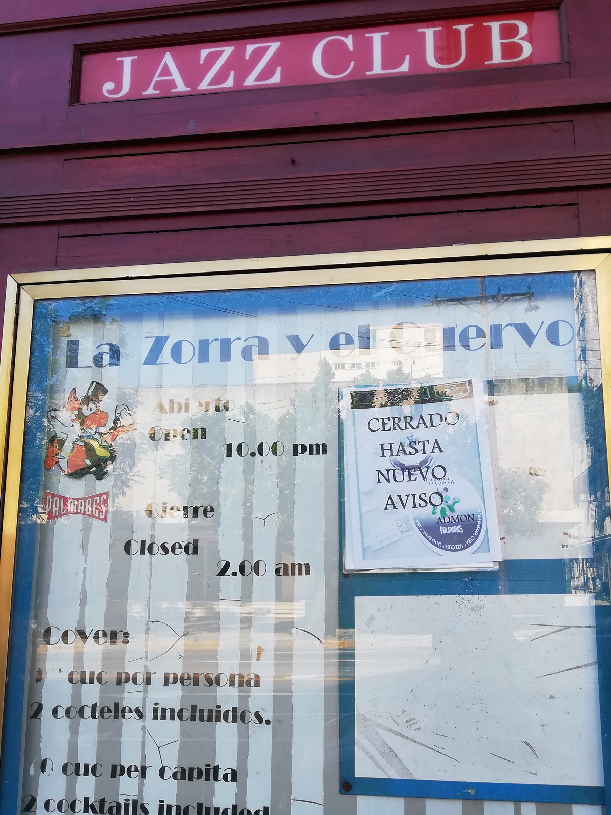 写真・図版 : 有名なジャズクラブ「la Zorra y el Cuervo」も閉まった。「新しくお知らせするまで閉店します」の張り紙=撮影・筆者
