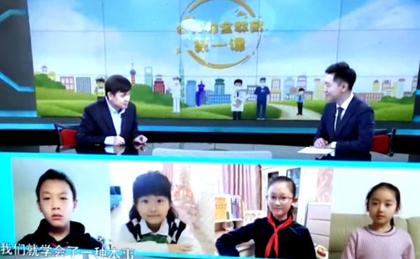 写真・図版 : 3月2日から始まった上海市のオンライン授業。ケーブルテレビの画面から＝藤田康介さん提供。中国ではオンライン教育会社がコロナ感染を機に劇的に急成長している。