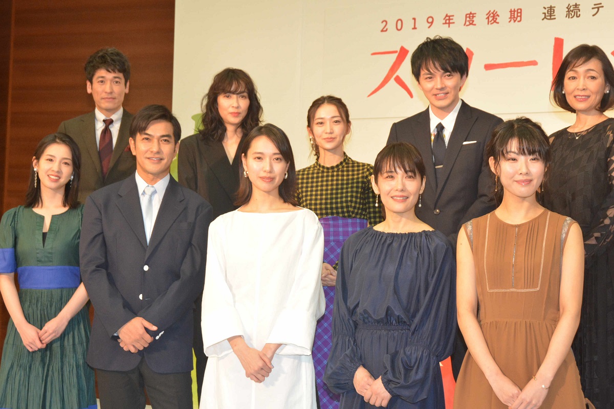 写真・図版 : 「スカーレット」の主な出演メンバー。前列中央がヒロインの戸田恵梨香さん、同列一番左が桜庭ななみさん
