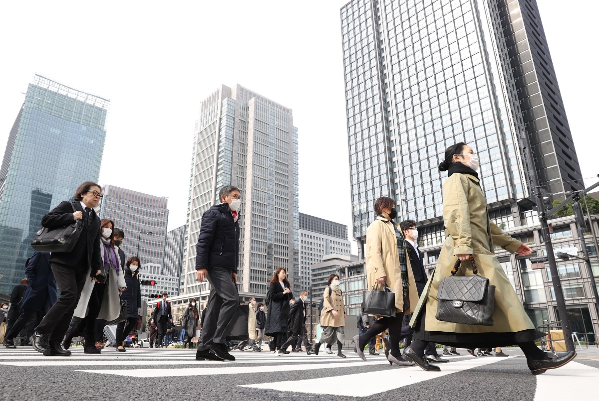 写真・図版 : 東京・丸の内 でマスクを着用して出勤する人たち＝2020年3月30日