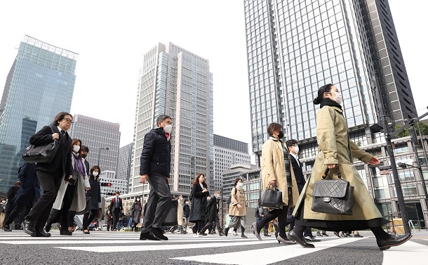写真・図版 : 東京・丸の内 でマスクを着用して出勤する人たち＝2020年3月30日