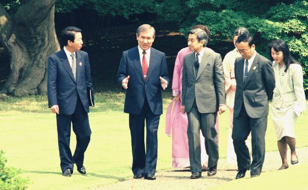 写真・図版 : 天皇陛下（現・上皇さま）と東京・赤坂御苑を散策する韓国の盧泰愚大統領＝ 1990年5月25日