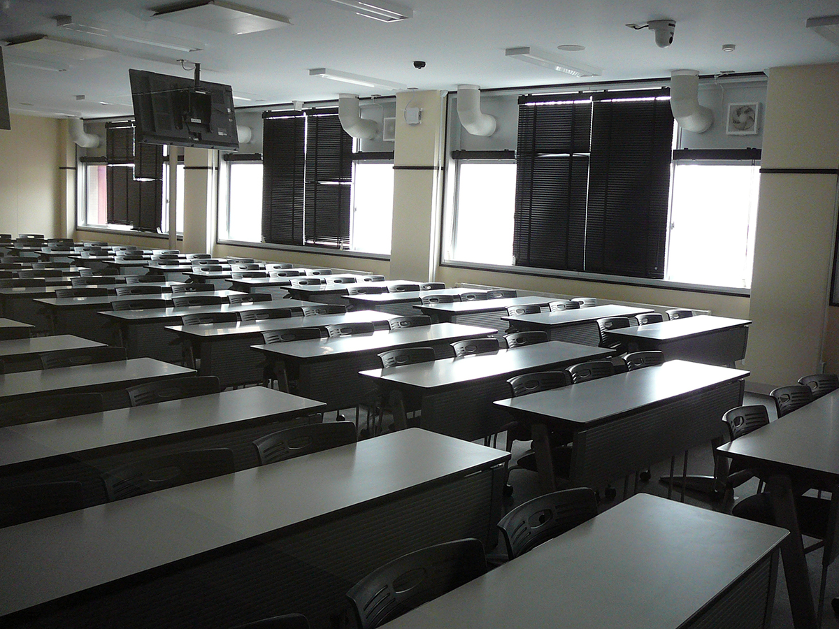 写真・図版 : 室蘭工業大のる講義室。広さにも数にも制約がある（筆者撮影）