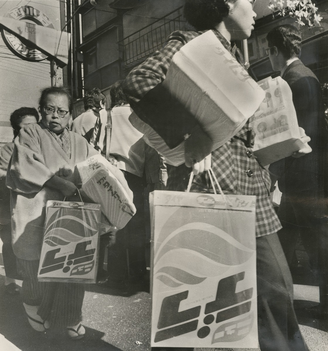 写真・図版 : 石油ショック時、洗剤やトイレットペーパーを抱えて帰る買い物客＝1974年1月27日、東京都江戸川区 
