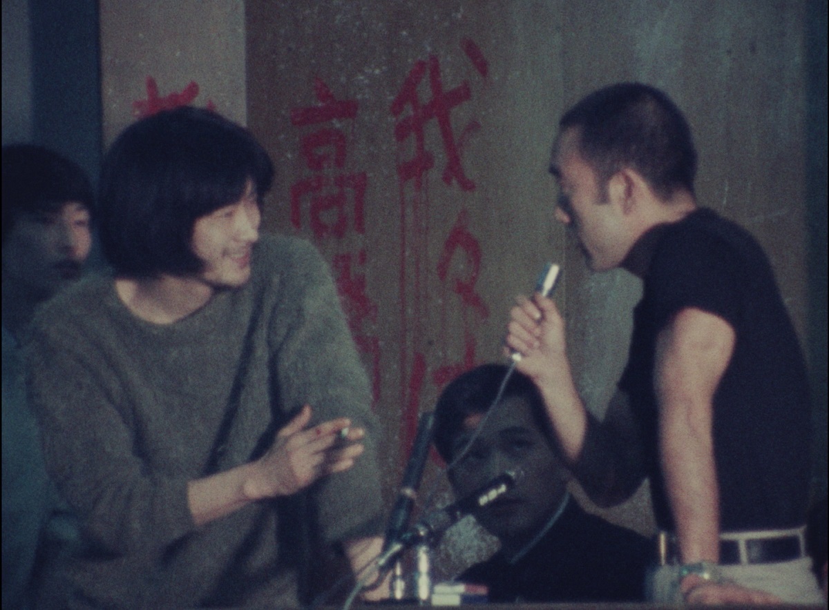 写真・図版 : 三島と芥正彦（左）　© 2020 映画「三島由紀夫vs東大全共闘 50年目の真実」製作委員会