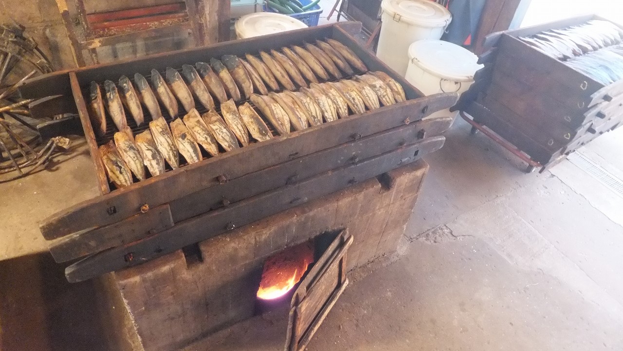 写真・図版 : 竈にクヌギなどの薪で火を焚き、燻しながらカツオを乾燥させる手火山式燻乾製法