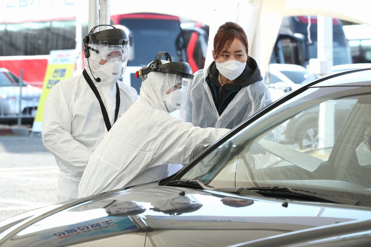 写真・図版 : ソウル郊外の高陽市では、新型コロナウイルスの検査にドライブスルー方式が登場した＝2020年2月26日、同市提供