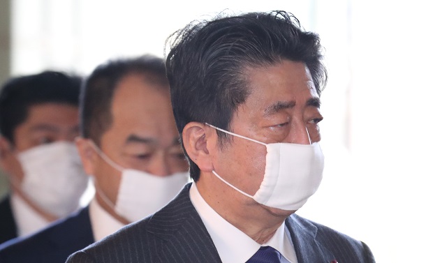 写真・図版 : マスクをつけて首相官邸に入る安倍晋三首相＝2020年4月2日