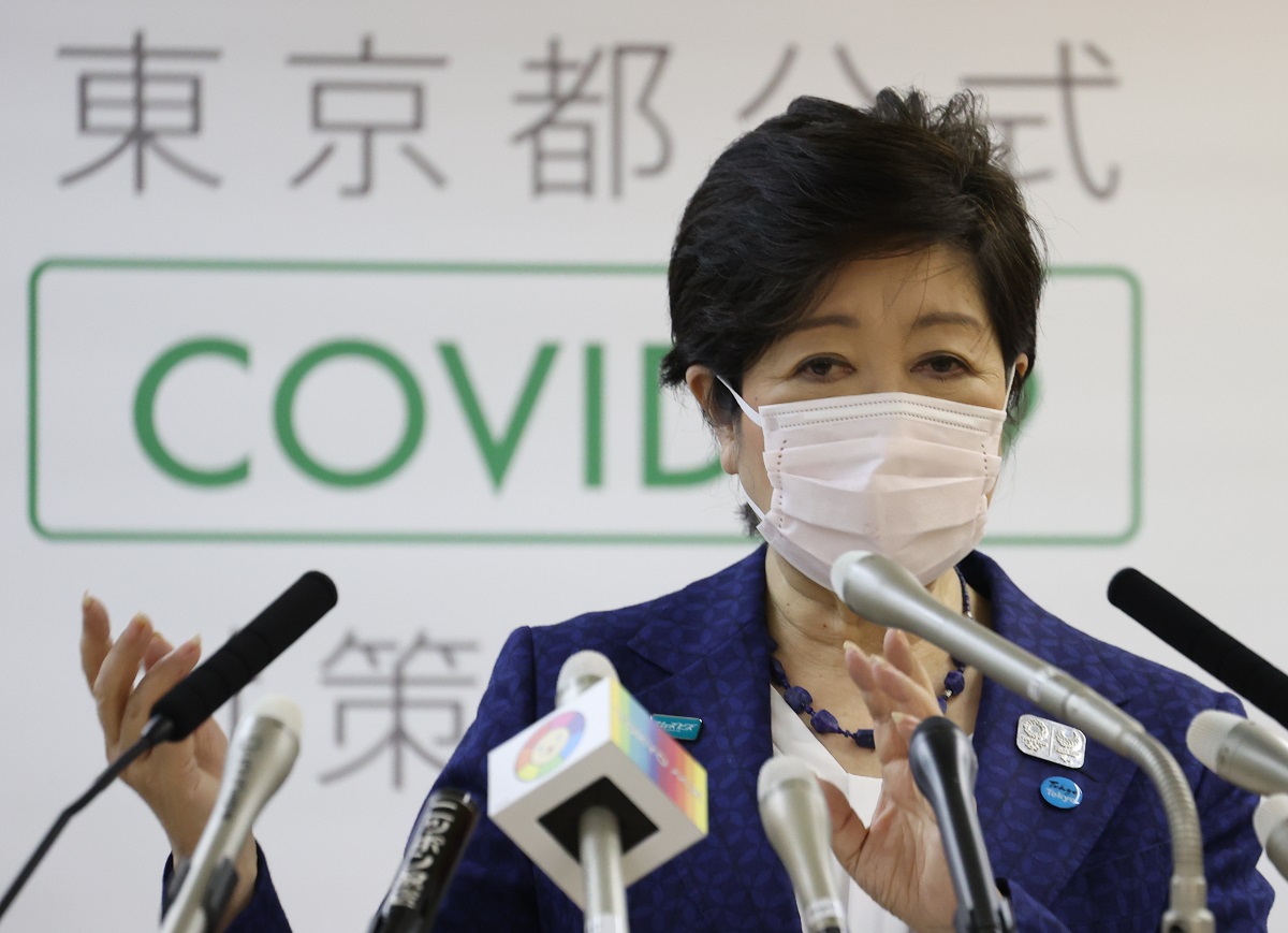 写真・図版 : マスクを着用して会見する小池百合子東京都知事＝2020年4月3日、新宿区