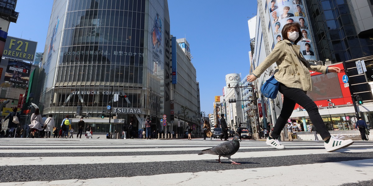 写真・図版 : 週末の外出自粛要請で、普段より人の往来が少ない渋谷スクランブル交差点＝2020年4月4日