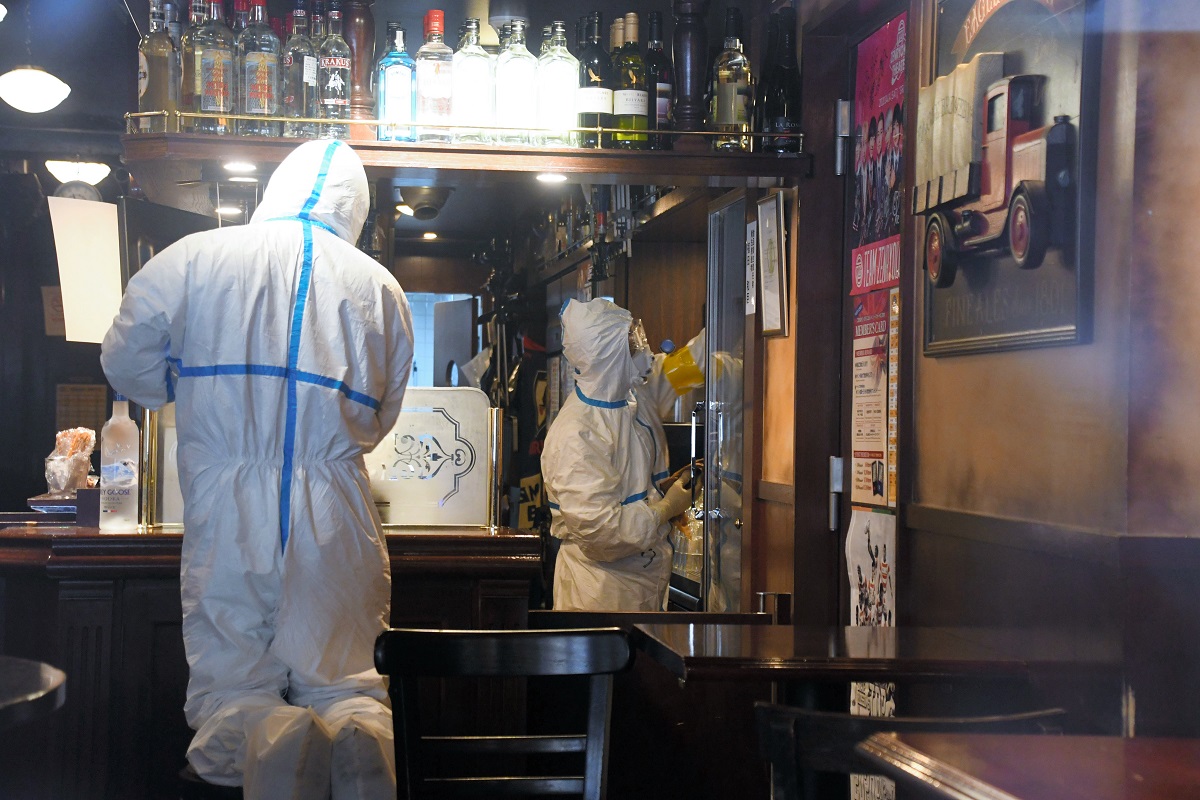 写真・図版 : 複数の客の感染が確認された飲食店の店内を防護服を着て清掃する作業員ら＝2020年4月3日、仙台市
