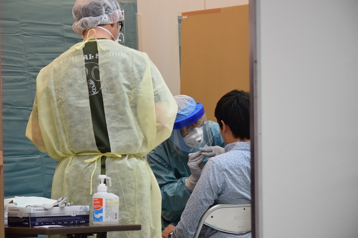 写真・図版 : PCR検査のため検体を採取する成田空港の検疫検査場の仮設ブース＝2020年4月3日