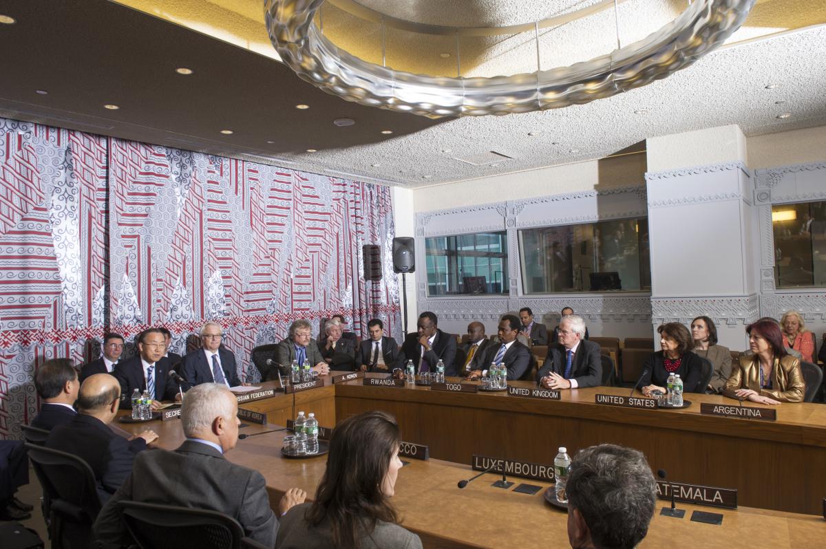 写真・図版 : 国連安保理の非公式協議で使うコンサルテーションズ・ルーム。壁のガラスの向こうに同時通訳の職員がいる=2013年、国連のエスキンダー・デベベ撮影