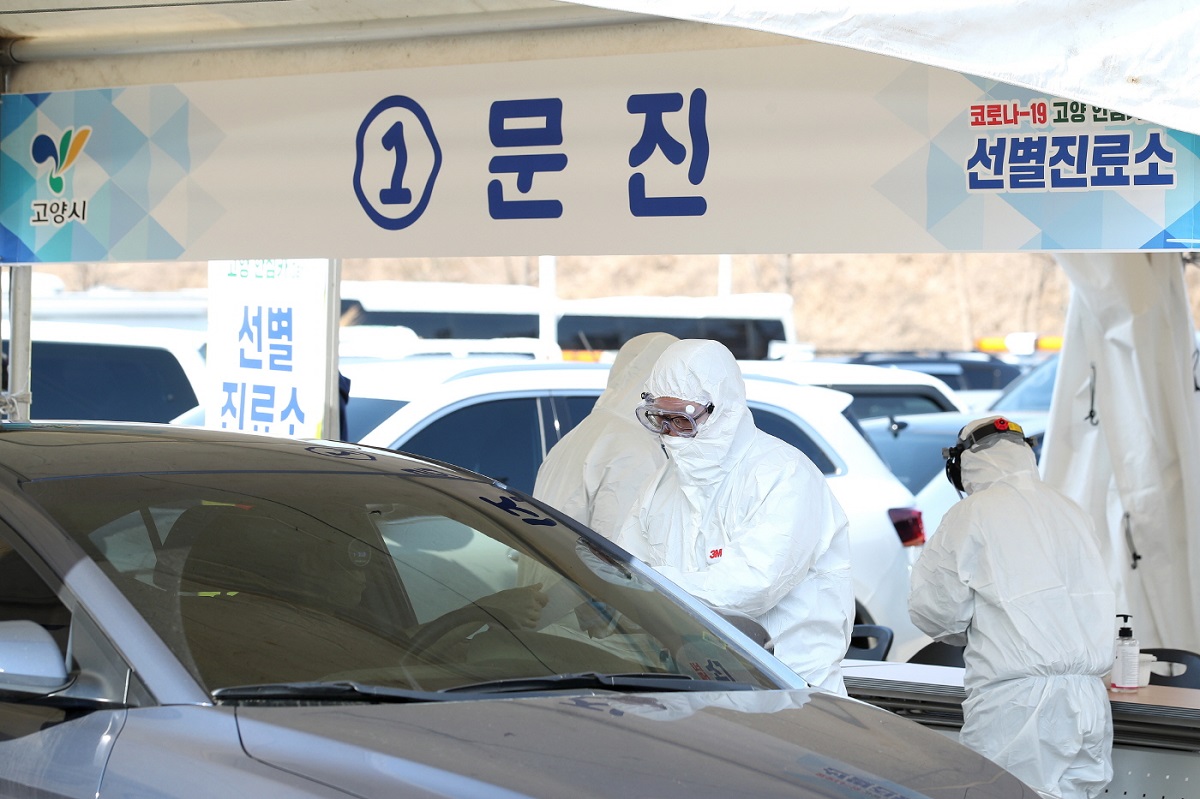 写真・図版 : 韓国で実施されたドライブスルー式検査＝2020年2月26日、韓国・高陽市