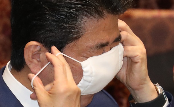 写真・図版 : 参院決算委で、マスクを着け直す安倍晋三首相＝2020年4月1日