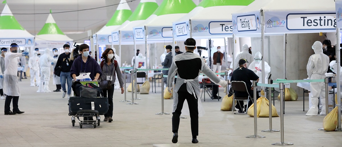 写真・図版 : 入国者に新型コロナウイルス検査をするためのブース=2020年3月26日、韓国・仁川空港、東亜日報提供