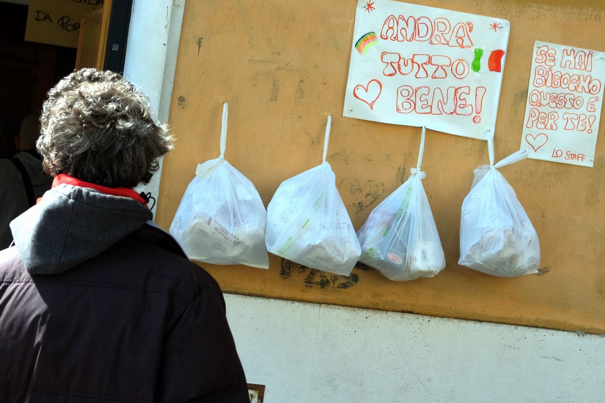 写真・図版 : イタリアのローマでは、生活に困った人たちのために、商店の人たちが食料品などを袋に詰め、自由に持ち帰れるように提供している＝2020年4月3日、AP