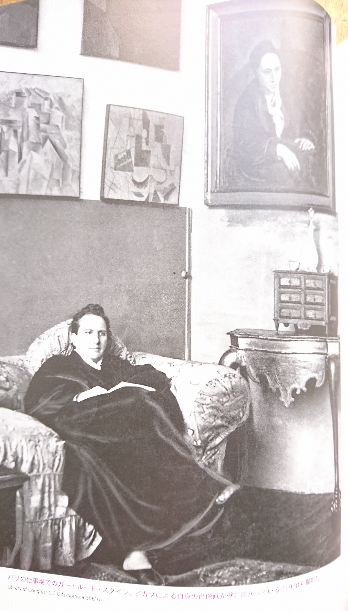 写真・図版 : ガートルード・スタイン(1930年)。右上は、ピカソが描いた肖像画