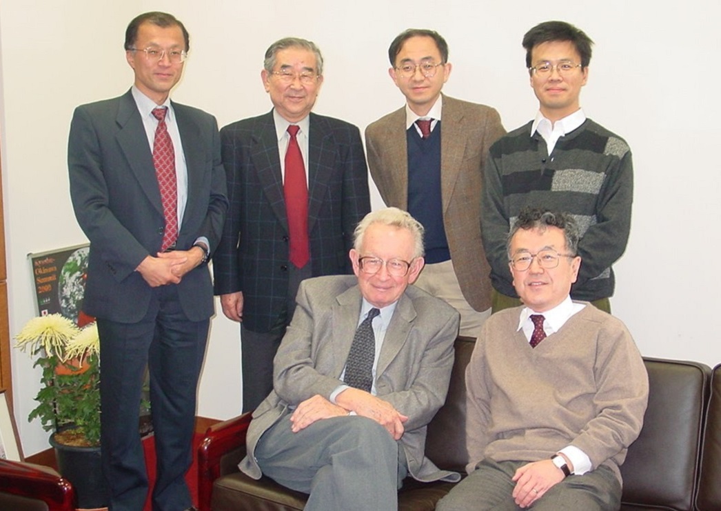 写真・図版 : 日本の物性物理学者たちとの記念写真。隣に座っているのが福山秀敏物性研所長（当時）＝2002年、東京大学物性研究所提供