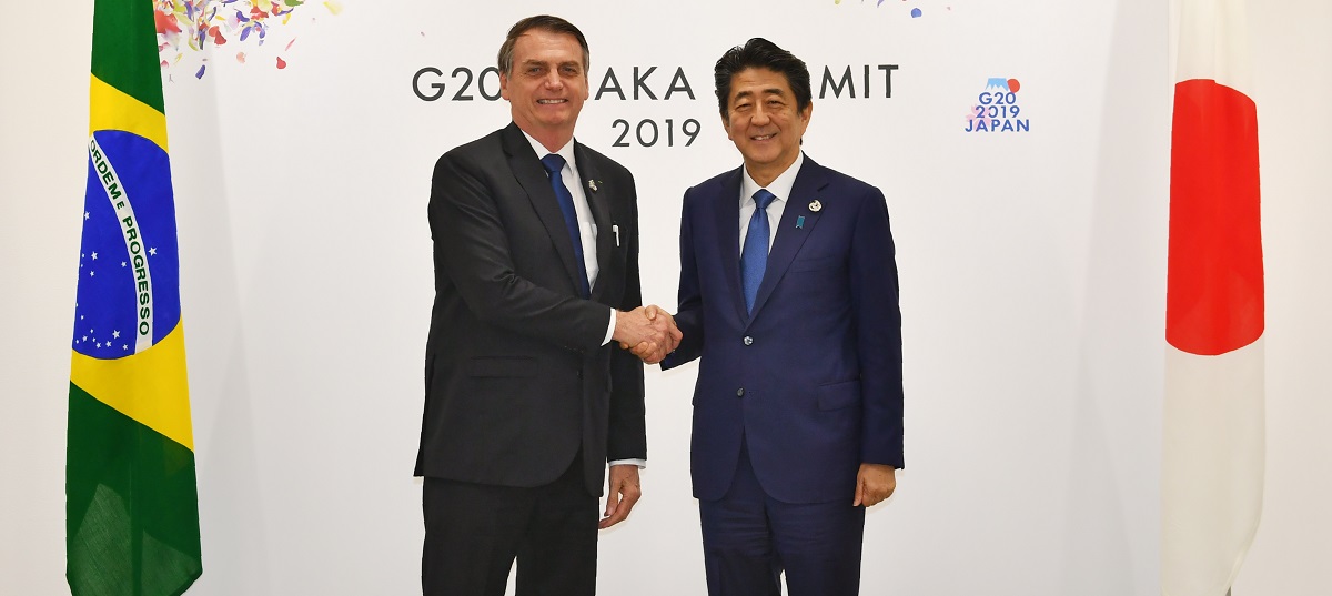 ボルソナーロ大統領（左）と握手する安倍晋三首相＝２０１９年６月２９日午前１１時５８分、大阪市住之江区、代表撮影 20190629