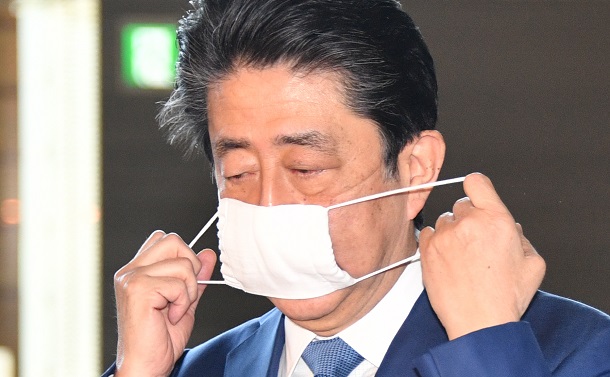 写真・図版 : 記者の取材に応じる前にマスクを外す安倍晋三首相＝2020年4月10日、首相官邸