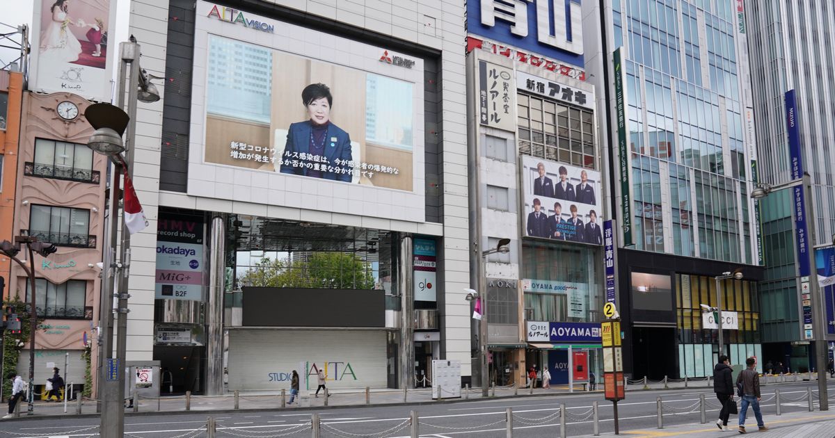 写真・図版 : 緊急事態宣言が発出され、人通りもまばらな東京・新宿のアルタ前＝2020年4月12日午後１時３２分 
