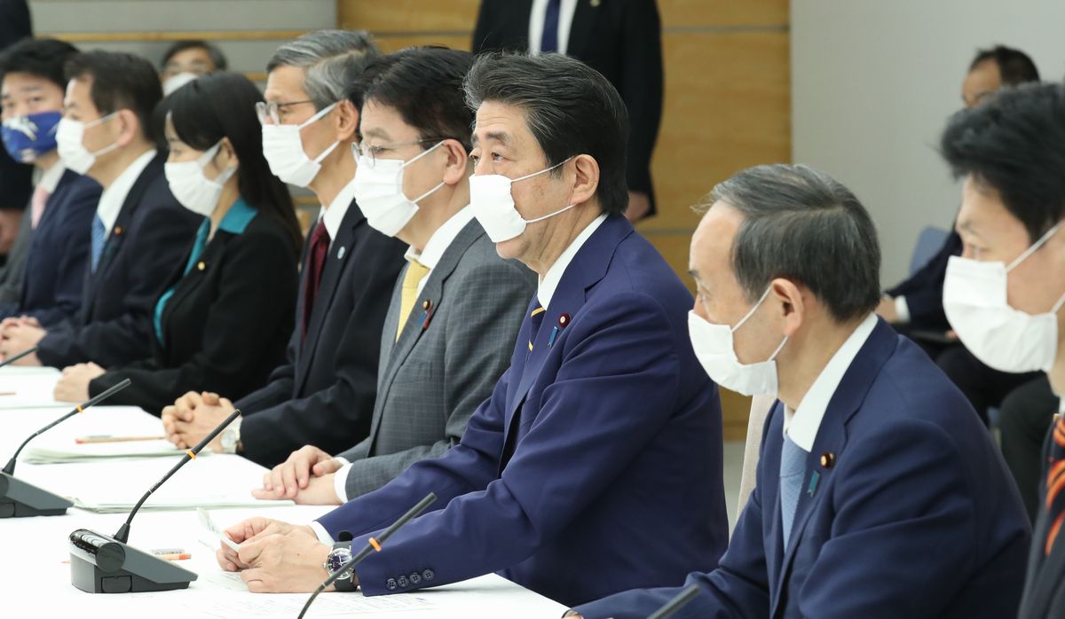 写真・図版 : 新型コロナウイルス感染症対策本部の会合で、緊急事態宣言を出す安倍晋三首相（右から３人目）＝2020年4月7日午後5時44分、首相官邸