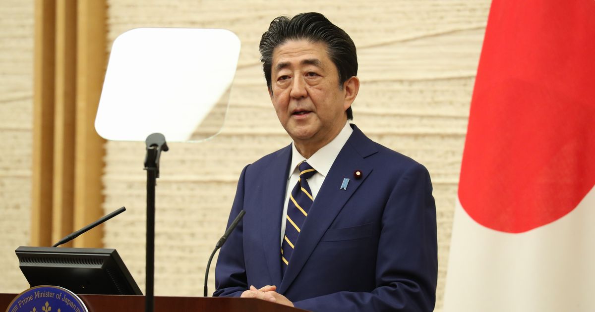 写真・図版 : 緊急事態宣言を出した後、記者会見する安倍晋三首相＝2020年4月7日午後7時3分、首相官邸