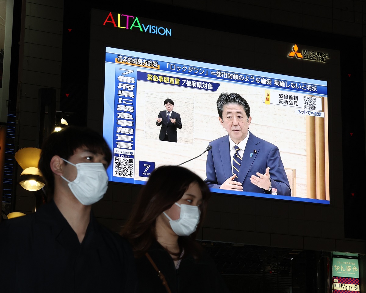写真・図版 : 拡大緊急事態宣言後、街頭の大型ビジョンには安倍首相の記者会見が映し出された＝2020年4月7日、東京・新宿

