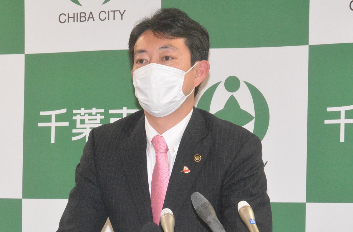 写真・図版 : 千葉市独自に営業自粛を要請する方針について記者会見する熊谷俊人市長＝2020年4月11日、千葉市役所