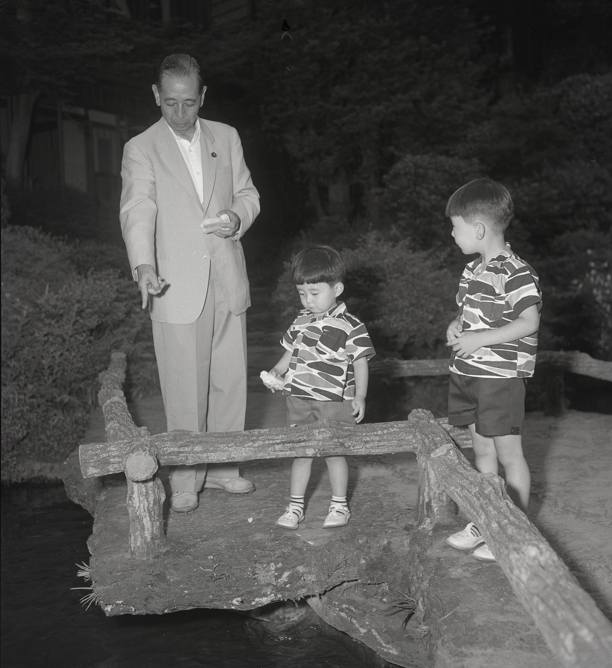 写真・図版 : 岸信介首相（当時）と安倍晋三氏（中央）＝1957年7月7日、神奈川県箱根町