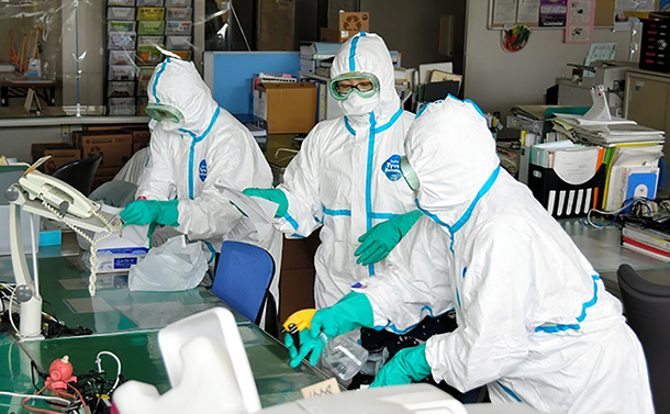 写真・図版 : 職員が感染した福岡県内の市役所で、防護服を着て消毒作業が進められた＝2020年4月15日、 