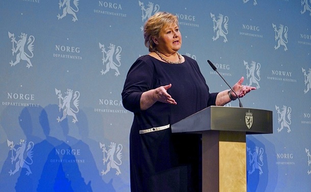 写真・図版 : 制限緩和を発表するノルウェーのソーベルグ首相＝2020年4月7日、ノルウェー政府のHPより