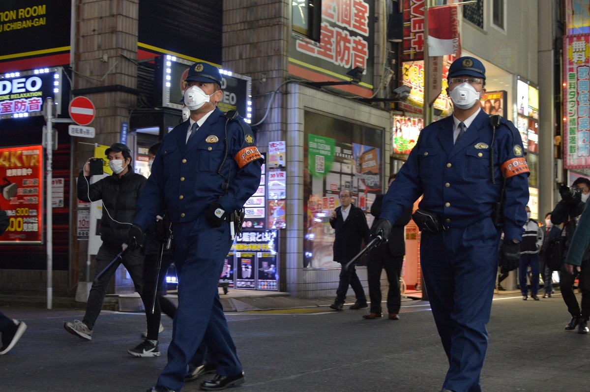 写真・図版 : 東京・歌舞伎町をパトロールする警察官=2020年4月10日