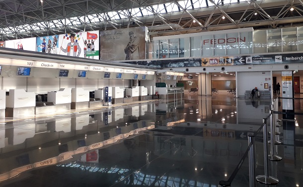 写真・図版 : 人がほとんどいなくなったローマのフィウミチーノ空港の出発カウンター＝2020年3月16日、河原田慎一撮影 