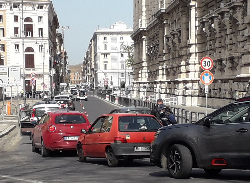写真・図版 : 外出禁止令が出ているイタリアでは各地で検問が行われ、車が長い列を作った＝2020年3月21日、ローマ、河原田慎一撮影  

