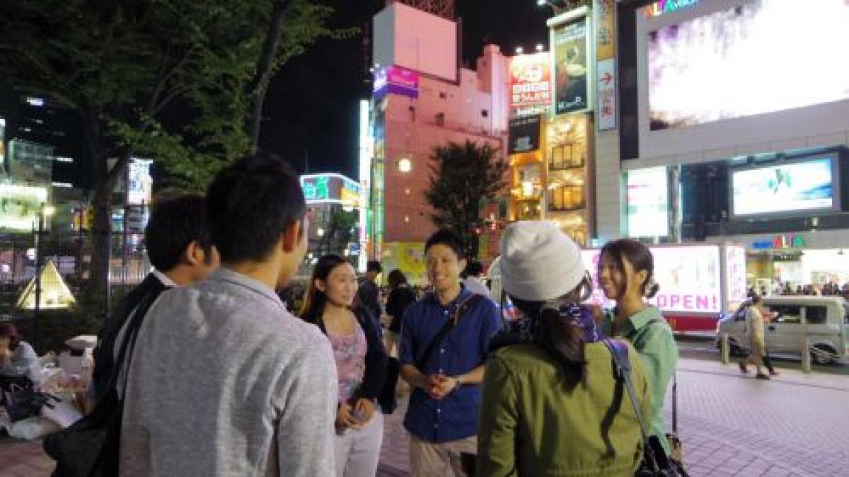 写真・図版 : 夜の街を巡回し、家に帰らなかったり、帰れなかったりする少女に声を掛ける活動。Colaboのホームページから