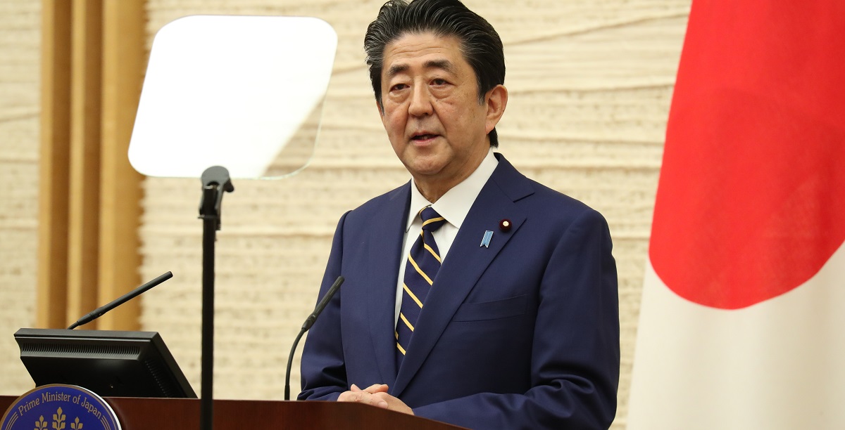 写真・図版 : プロンプターを前に、緊急事態宣言についての記者会見をする安倍晋三首相=2020年4月7日、首相官邸