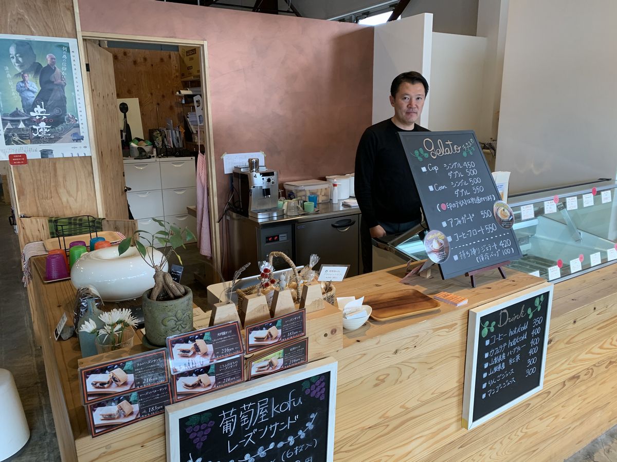 写真・図版 : シェアオフィスでは地元のジェラートも販売するカフェが併設されている＝岩崎撮影