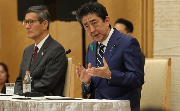 写真・図版 : 安倍首相の記者会見に同席した尾身茂氏（左）＝2020年4月17日、首相官邸