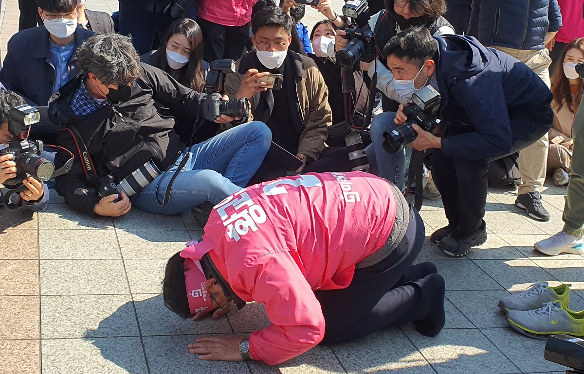 総選挙の投開票を翌日に控えた２０２０年４月１４日、ソウル市内で記者会見を開き、土下座して支持を求める韓国の最大野党「未来統合党」の黄教安代表20200414